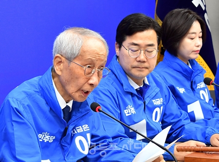 ▲박찬대 위원장(오른쪽)이 중앙선거대책위원회 모두 발언에서 이재명 후보 지지를 호소하고 있다. Ⓒ영등포시대