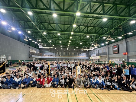 ▲5월 24일 영등포다목적배드민턴체육관에서 열린 제31회 영등포구청장기 밴드민턴대회 개회식에서 참석자들이 파이팅을 외치고 있다. ©영등포구체육회 제공