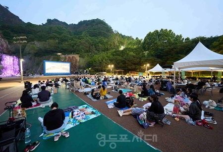 ▲환경재단이 5월 31일 서울 용마폭포공원에서 개최한 ‘제22회 서울국제환경영화제’의 첫 번째 관객 참여형 행사인 ‘ALL-LIVE: 반려동물 동반 야외상영회’/이미지=환경재단 제공 