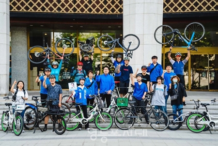 ▲이재명 민주당 대선후보 기후위기대응위원회 자전거 특보단과 이재명 후보를 지지하는 시민들이 6월 1일 서울 광화문광장에서 자전거 이용 활성화를 촉구하는 퍼포먼스 라이딩을 개최한 후 기념 사진을 찍고 있다/이미지=기후위기대응위원회 특보단 제공