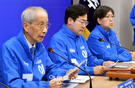 ▲윤여준 민주당 상임총괄선거대책위원장(왼쪽)이 6월 2일 여의도 당사에서 열린 중앙선거대책위원회의 모두발언에서 “내일이면 국민의 최종 선택과 결정이 이루어진다”라며 국민께 감사의 인사를 전하고 있다. Ⓒ영등포시대