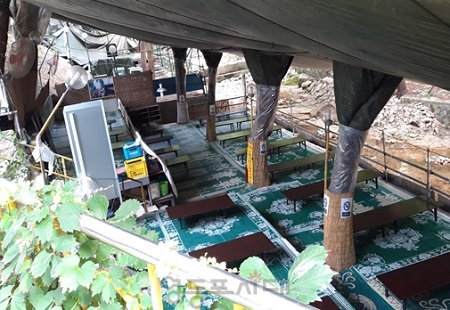 ▲계곡 위에 설치한 불법 가설물/이미지=서울시