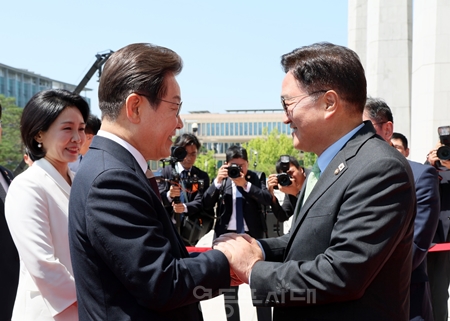 ▲우원식 국회의장(오른쪽)이 4월 6일 취임 선서를 위해 국회에 도착한 이재명 대통령을 맞이하고 있다./이미지=국회의장실 제공