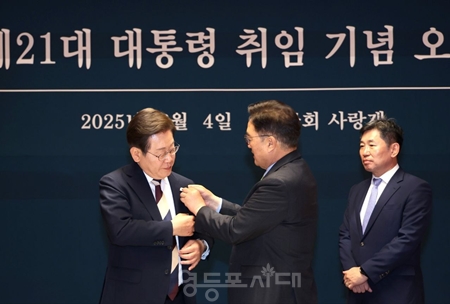 ▲우원식 의장이 오찬 자리에서 이재명 대통령에게 ‘진관사 태극기’ 배지를 직접 달아주고 있다./이미지=국회의장실 제공