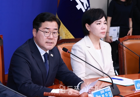 ▲박찬대 원내대표(왼쪽)가 6월 9일 국회에서 열린 최고위원회의 모두 발언에서 “먹고사는 문제가 더 이상 국민의 부담이 되지 않도록 최선을 다하겠다”라고 강조하고 있다. Ⓒ영등포시대 