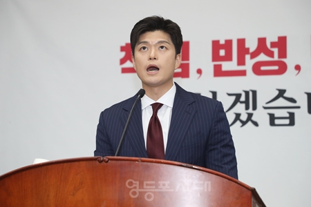 ▲김용태 국민의힘 비상대책위원장이 6월 9일 국회에서 열린 의원총회 모두 발언에서 서울고등법원이 이재명 대통령의 공직선거법 파기 환송심 1차 공판을 무기한 연기한 것에 대해 강하게 비판하고 있다. Ⓒ영등포시대