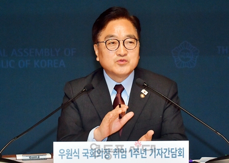 ▲우원식 국회의장이 6월 11일 국회 사랑재에서 취임 1주년 기자간담회를 열고 1년 동안 진행하고 이루어 낸 성과를 설명하고 있다. Ⓒ영등포시대
