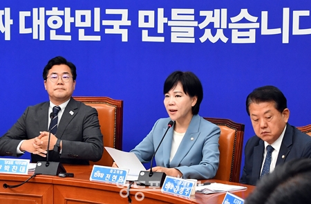 ▲전현희 민주당 최고위원(가운데)이 6월 11일 국회에서 열린 최고위원회의 모두 발언에서 “윤석열 정권의 거부권 행사로 굳게 닫혀 있던 김건희, 채 해병 3 특검법이 국무회의를 통과했다”라며 “국민의 의혹에 대한 진상 규명의 문이 활짝 열렸다”라고 강조하고 있다. Ⓒ영등포시대