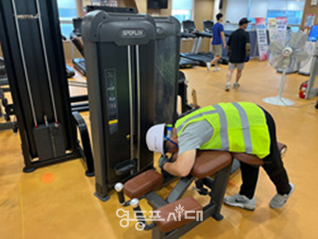 ▲영등포구시설관리공단 관계자들이 영등포제2스포츠센터 내 헬스장에 설치된 웨이트 머신을 교체하고 있다. ©영등포시설관리공단 제공