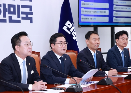 ▲박찬대 민주당 원내대표(왼쪽에서 두 번째)가 6월 12일 국회에서 고별 기자간담회를 갖고 “원내대표 임기 1년을 한마디로 표현하라고 한다면 위대한 국민과 함께한 고난의 대장정, 영광의 대장정이라고 말하고 싶다”라며 원내대표 임기를 정의했다. Ⓒ영등포시대