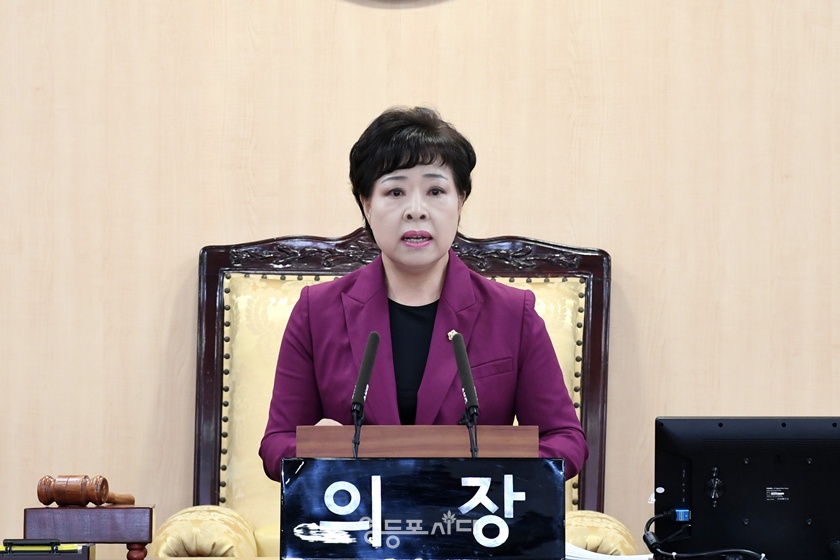 ▲정선희 영등포구의회 의장이 12일 구의회 본회의장에서 열린 제261회 2025년도 1차 정례회에 개회식에서 개회사를 하고 있다. ⓒ영등포구의회 제공