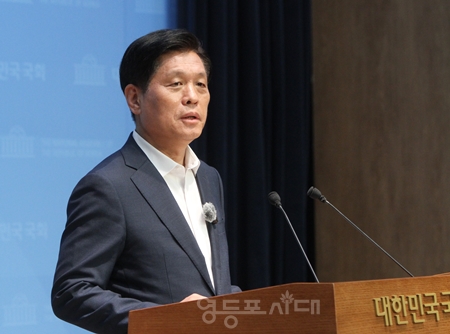 ▲조승래 민주당 수석대변인은 6월 13일 국회 소통관 기자회견장에서 브리핑을 마친 후 사임 인사를 했다. Ⓒ영등포시대