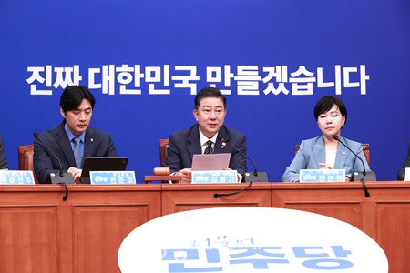 ▲김병기 더불어민주당 당대표 직무대행 겸 원내대표(가운데)가 16일 서울 여의도 국회에서 열린 최고위원회의에서 발언하고 있다. ©영등포시대