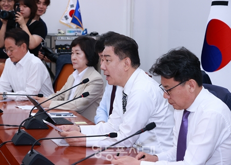 ▲김병기 민주당 원내대표(오른쪽에서 두 번째)가 6월 17일 국회에서 원내대표 당선 후 첫 번째 원내대책회의를 열고 “가장 먼저 국민의 먹고사는 문제부터 해결하겠다”라고 강조하고 있다.Ⓒ영등포시대
