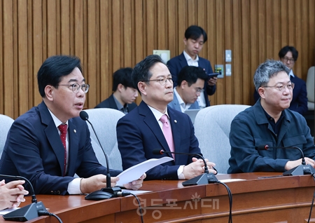 ▲송언석 원내대표(왼쪽)가 6월 17일 취임 후 첫 원내대책회의 모두 발언에서 “ 변화를 거부하면 멸종을 피할 수 없다”라며 “국민의힘은 국민과 함께 혁신위를 통해 생존을 위한 변화와 쇄신을 추진하겠다”라고 밝히고 있다. Ⓒ영등포시대