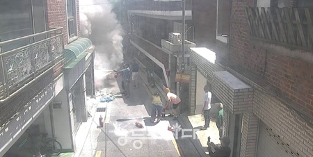 ▲지난 6월 5일 영등포구 대림중앙시장 인근에서 발생한 화재 현장에서 주민과 시장상인들이 ‘보이는 소화기’로 화재를 초기에 진화하고 있다. ©영등포구 제공