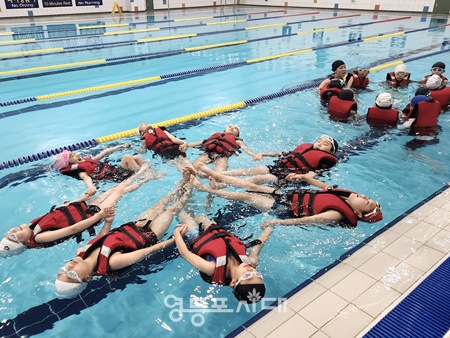 ▲영등포구 대영초등학교 3, 4학년 학생들이 영등포 제1스포츠센터에서 생존수영을 배우고 있다. ©영등포구시설관리공단 제공
