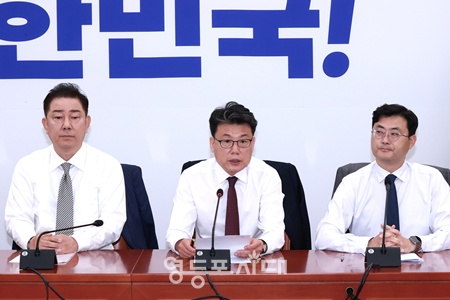 ▲진성준 더불어민주당 정책위의장(가운데)이 19일 서울 여의도 국회에서 열린 정책조정회의에서 발언하고 있다. ©영등포시대