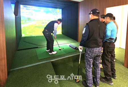 ▲영등포구 어르신들이 실내 파크골프장 1호점에서 파크골프를 즐기고 있다. ⓒ영등포구 제공