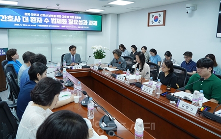 ▲6월 19일 국회의원회관 간담회의실에서 이수진 국회의원이 주최하고 대한간호협회 주관으로 열린 ‘환자 안전과 간호사 보호를 위한 간호법 개정 “토론회/이미지=대한간호협회 제공 Ⓒ영등포시대 