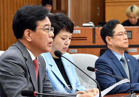 ▲송언석 원내대표(왼쪽)가 6월 20일 국회에서 열린 원내대책회 모두 발언에서 “국민의힘은 지원을 절실히 필요로 하는 곳에 집중적인 지원을 제공하는 효율적인 추경을 정부 여당에 요구한다”라고 말하고 있다. Ⓒ영등포시대