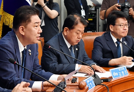 ▲김병기 원내대표(왼쪽)가 6월 20일 국회에서 열린 최고위원회의 모두 발언에서 “과거 IMF 위기나 코로나19 팬데믹을 극복한 것처럼 정부와 국회, 국민이 하나로 똘똘 뭉쳐 위기를 돌파할 때다”라고 강조하고 있다. Ⓒ영등포시대