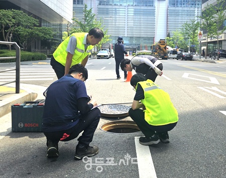 ▲영등포구 관계자들이 하수맨홀 악취를 측정하고 있다. ⓒ영등포시대