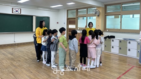 ▲‘찾아가는 어디든 놀이터’ 놀이 활동 모습. ©영등포종합사회복지관 제공