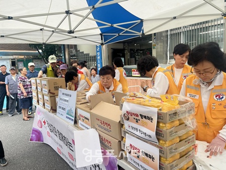▲영등포구 당산1동 적십자봉사회 봉사원들이 25일 당산1동 주민센터에서 열린 ‘적십자와 함께 하는 효 잔치’에서 활동을 하고 있다. ©당산1동 적십자봉사회 제공