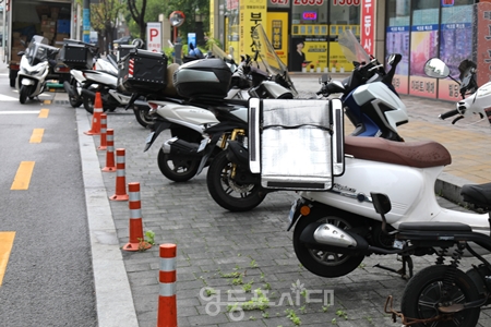 ▲영등포구 한 상가 앞에 배달 오토바이가 나란히 서 있다. Ⓒ영등포시대