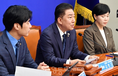 ▲김병기 원내대표(왼쪽에서 두 번째)가 6월 27일 국회에서 열린 최고위원회의 모두 발언에서 “이재명 대통령은 취임 후 첫 시정연설에서 무너진 경제를 회복하고 민생 경제를 살리고자 하는 강력한 의지를 표명하셨다”라고 밝히고 있다. Ⓒ영등포시대