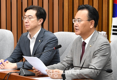 ▲유상범 국민의힘 원내운영수석부대표(오른쪽)가 6월 27일 국회에서 열린 원내대책회의 모두 발언에서 “민주당의 협치는 실천 없는 ‘말로만 협치’임을 드러내고 있다”라며 강하게 비판하고 있다. Ⓒ영등포시대