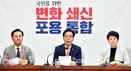 ▲송언석 국민의힘 원내대표(가운데)가 27일 서울 여의도 국회에서 열린 원내대책회의에서 발언하고 있다. ⓒ영등포시대