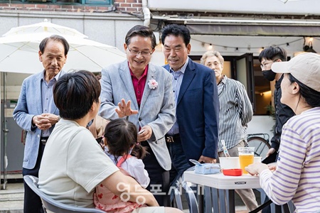 ▲최호권 영등포구청장이 지난해 5월에 개최된 노포 페스티벌에 참석, 행사장을 둘러보고 있다. ©영등포구 제공