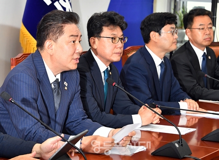 ▲김병기 원내대표(왼쪽)가 7월 1일 국회에서 열린 원내대책회의 모두 발언에서 “경제는 심리이고 타이밍이다”라며 신속한 추경안 의결을 강조하고 있다. Ⓒ영등포시대