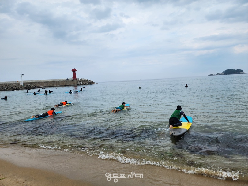 ▲6월 28일 강원도 양양 기사문해변에서 ‘제6회 영등포구연맹회장배 서핑대회’가 열리고 있다. ⓒ영등초구체육회 제공 