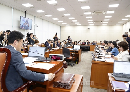 ▲박주민 국회 보건복지위원회 위원장(왼쪽)이 7월 1일(화) 오전 국회에서 전체 회의를 개최하고 정부안 대비 총 2조 968억 5,600만원을 순증하는 추경안을 수정 의결하고 있다. Ⓒ영등포시대 