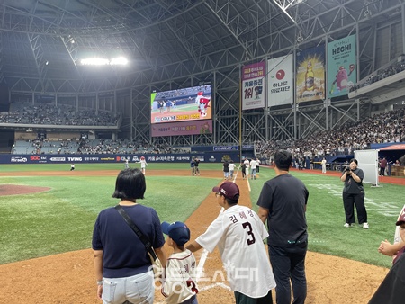 ▲키움 히어로즈가 지난 2024년 9월 진행한 다자녀가족 그라운드 키즈런. ⓒ서울시 제공