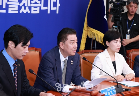 ▲김병기 원내대표(왼쪽에서 두 번째)가 7월 2일 국회에서 열린 최고위원회의 모두 발언에서 “내란의 꿈을 포기하지 않는 윤석열을 당장 재구속하라”라고 촉구하고 있다. Ⓒ영등포시대