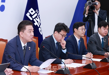 ▲김병기 원내대표(왼쪽)가 7월 3일 국회에서 열린 정책조정회의 모두 발언에서 “내각을 진두지휘할 총리 인준을 더 지체한다면 국민이 용납하지 않을 것이다”라고 밝히고 있다. Ⓒ영등포시대