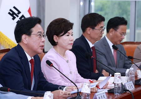 ▲송언석 국민의힘 비상대책위원장(왼쪽)이 7월 3일 국회에서 첫 비상대책위원회를 열고 “오직, 국민만 바라보며, 기초부터 바로 세우겠다는 각오로, 다시 시작하겠다”라고 강조하고 있다. Ⓒ영등포시대