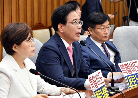 ▲송언석 원내대표(가운데)가 7월 4일 국회에서 열린 원내대책회의 모두 발언에서 이재명 대통령의 취임 1개월 기자회견에 대해 “역대 어느 정부보다 빠른 ‘자화자찬’에, 실속 없는 ‘말 잔치 이벤트’로 끝났다는 아쉬움을 지울 수 없다”라고 강하게 비판하고 있다. Ⓒ영등포시대 