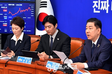 ▲김병기 원내대표(오른쪽)가 7월 4일 국회에서 열린 최고위원회의 모두 발언에서 “추경을 7월 국회로 넘기지 않을 것이다”라며 국민의힘의 각성과 결단 촉구하고 있다. Ⓒ영등포시대