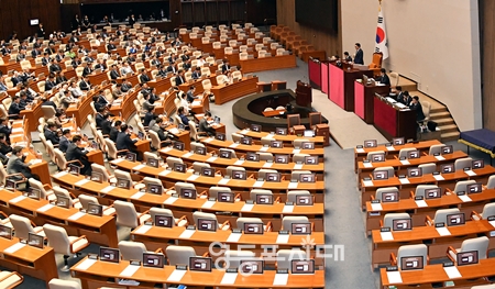 ▲김민석 국무총리 임명 동의에 반대하며 국민의힘 의원들이 퇴장한 7월 3일 열린 국회 본회의장 모습 Ⓒ영등포시대