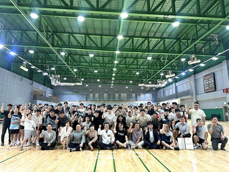 ▲7월 6일 영등포구다목적 배드민턴체육관에서 열린 ‘2025 영등포구 동호인 리그전 배드민턴대회’ 개회식에서 참석자들이 파이팅을 외치고 있다. ©영등포구체육회 제공