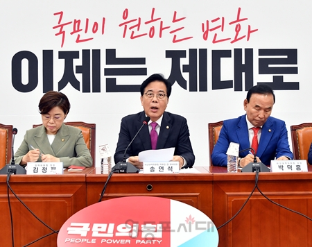 ▲송언석 국민의힘 비상대책위원장 겸 원내대표(가운데)가 7월 7일 국회에서 비상대책위원회를 열고 “7월 5일 민주당이 일방적으로 본회의 시간을 연기했다”라고 강하게 하고 있다. ⓒ영등포시대