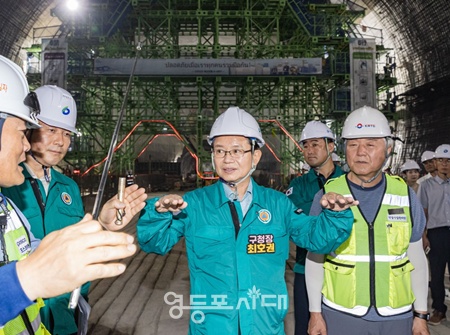 ▲최호권 영등포구청장이 7월 4일 여의도신안산선 공사현장을 방문해 점검하고 있다. ©영등포구 제공