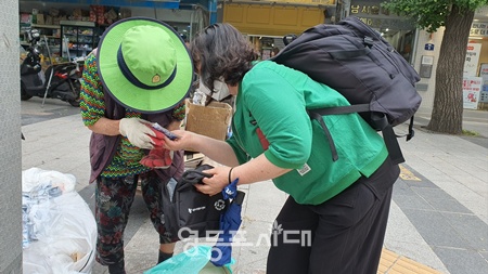 ▲서울시자원봉사센터 자원봉사자들의 여름철 폭염 예방 활동 모습.