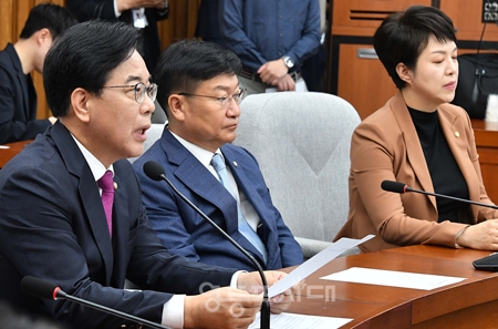 ▲송언석 원내대표(왼쪽)가 7월 8일 국회에서 열린 원내대책회의 모두 발언에서 “조속한 시일 내에 신임 혁신위원장을 선임하고 당의 쇄신을 이끌 혁신위원회를 출범시키겠다”라고 밝히고 있다. Ⓒ영등포시대 