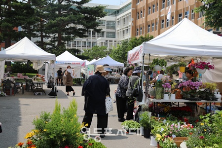 ▲지난 6월 16일부터 20일까지 영등포구청 앞 광장에서 열린 상생장터 모습. ⓒ영등포시대